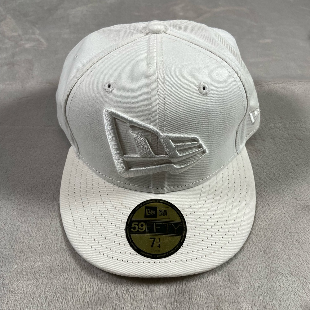 New Era White 5950 Cap Big Logo 7 1/4 size hat